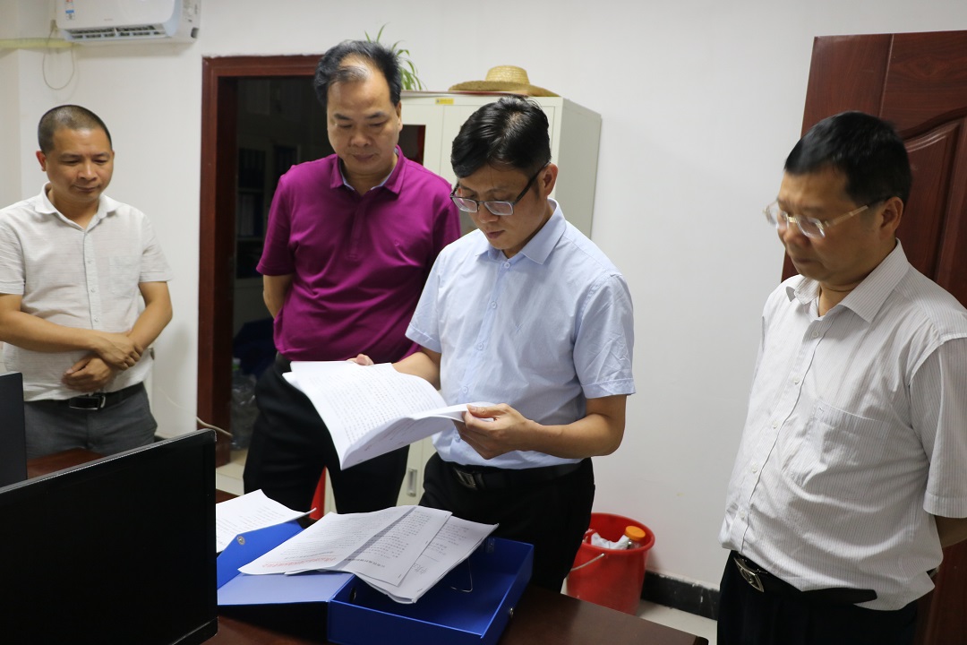 李学华实地察看了高村镇"六大工作平台"运作情况,向相关工作人员进行